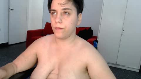 Snapshot of almondonwheels chatting on December 6, 2:29 am Almond online show from December 6, 2:29 am