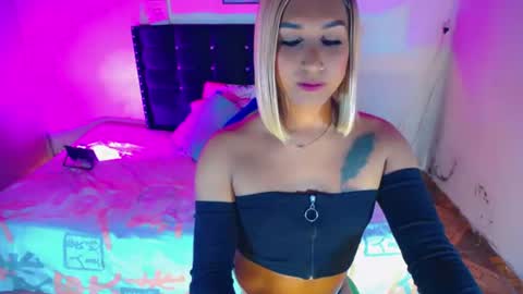 alondragill_ online show from June 22, 8:16 pm