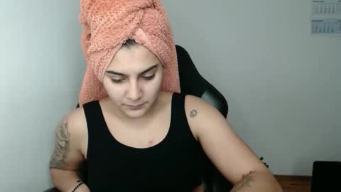 The queen of the biceps  online show from January 31, 8:28 pm