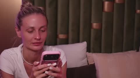 Amelia online show from July 14, 8:14 pm