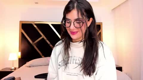 Snapshot of ameliie_saenz chatting on February 4, 10:55 pm Ameli online show from February 4, 10:55 pm
