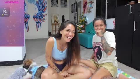 Snapshot of amy_and_eloise chatting on December 7, 12:14 am AmyEloise online show from December 7, 12:14 am