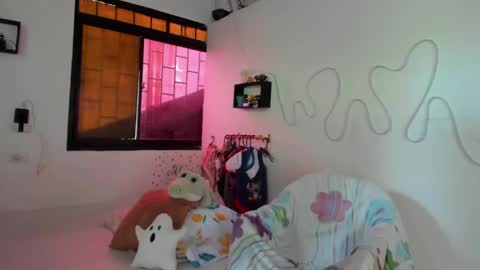 Snapshot of amy_and_eloise chatting on October 4, 5:55 pm AmyEloise online show from October 4, 5:55 pm