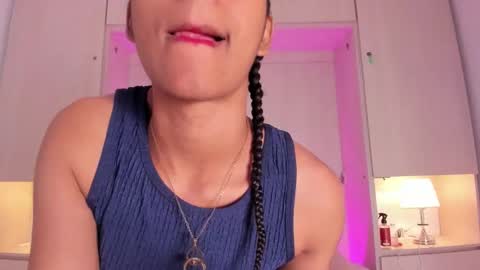 anaacollins_ online show from November 7, 12:40 pm