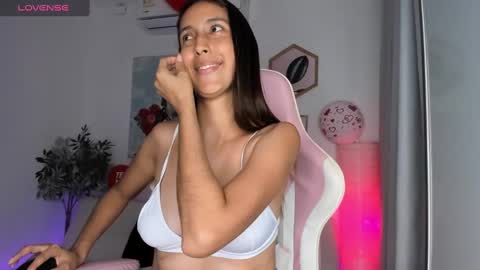 Snapshot of andre_sky_ chatting on February 11, 12:06 am A l e online show from February 11, 12:06 am