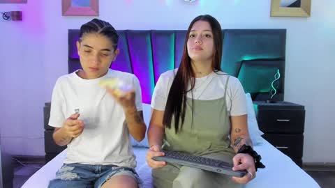 Snapshot of andreaandkarina chatting on January 14, 12:35 pm Andrea  Karina online show from January 14, 12:35 pm