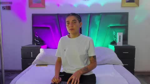 Snapshot of andreaandkarina chatting on January 19, 12:50 pm Andrea  Karina online show from January 19, 12:50 pm