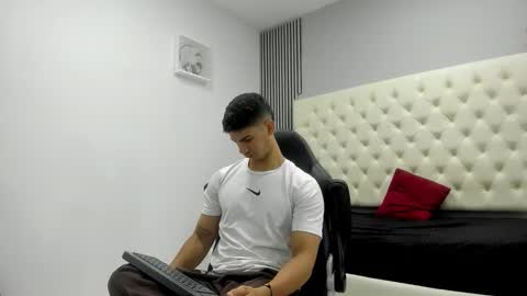 andres_stud online show from March 25, 4:30 am