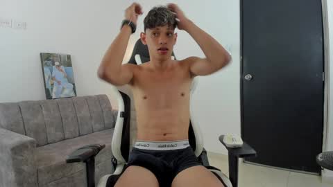 andy_bigcock01 online show from February 8, 3:52 am