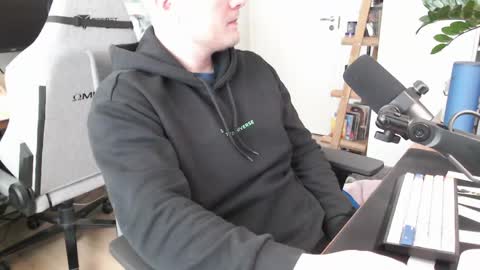 andycandy1994 online show from April 26, 8:45 am