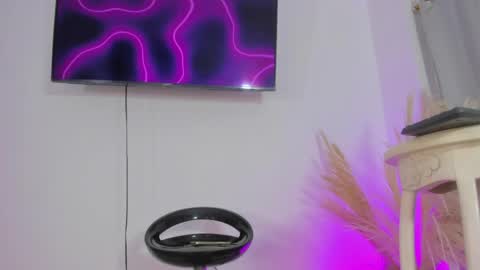 Angela online show from April 9, 9:15 am