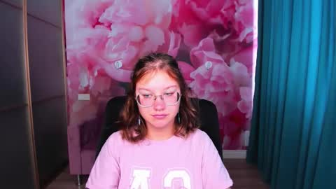 AngelinaLow online show from September 16, 11:45 am