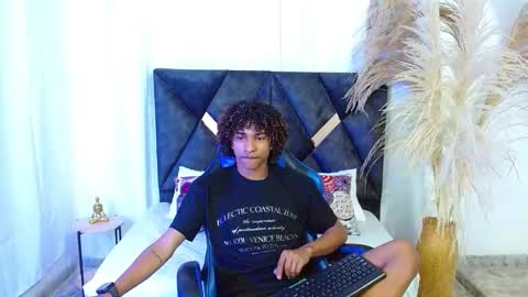 Angel online show from February 4, 9:30 pm