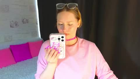 Snapshot of angellisss chatting on October 9, 6:52 am Cutie online show from October 9, 6:52 am