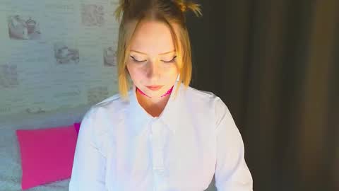 Snapshot of angellisss chatting on October 19, 7:24 am Cutie online show from October 19, 7:24 am