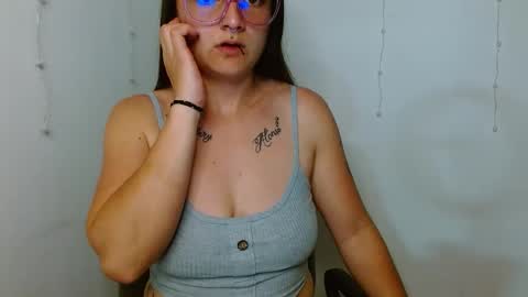 Valeri Villalobos   online show from February 22, 1:00 am