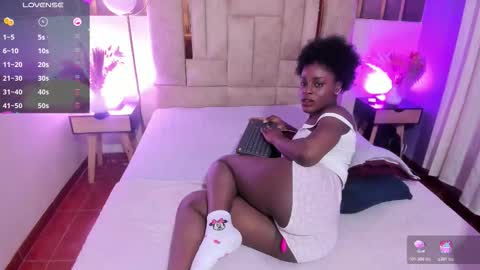 anisha_zambrano online show from December 3, 1:56 pm