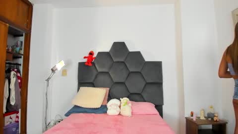 Annie online show from February 2, 1:34 am