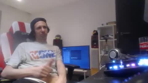 LoyalDog online show from March 31, 6:08 pm