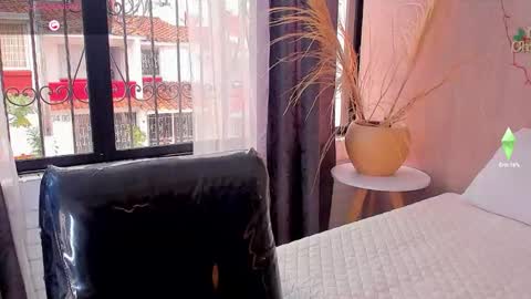 A N N Y E  online show from November 25, 1:32 pm