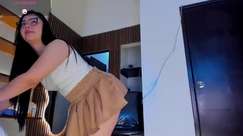 A N N Y E  online show from November 5, 1:46 pm