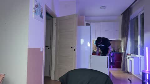 Tom online show from April 4, 4:03 pm