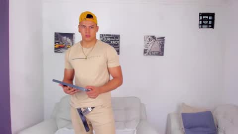 Snapshot of areslevi chatting on October 16, 6:40 pm ares levi online show from October 16, 6:40 pm