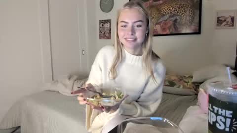 Snapshot of ariah_is_blonde chatting on October 16, 9:24 pm Ariah online show from October 16, 9:24 pm