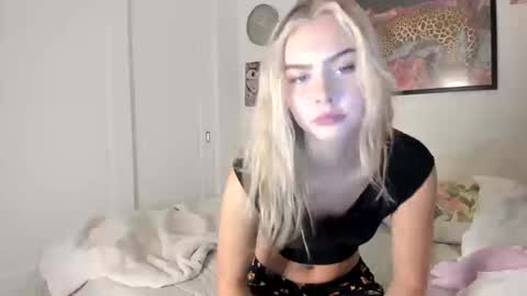 Snapshot of ariah_is_blonde chatting on October 10, 9:19 pm Ariah online show from October 10, 9:19 pm