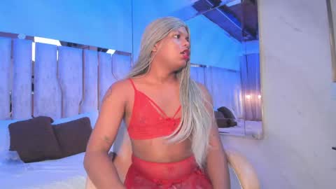 ariana_grande233 online show from April 29, 11:59 am