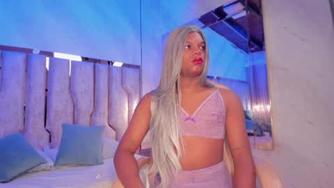 ariana_grande233 online show from March 28, 11:44 am