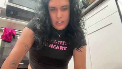 Snapshot of ariawestlove chatting on December 4, 6:49 am Aria online show from December 4, 6:49 am