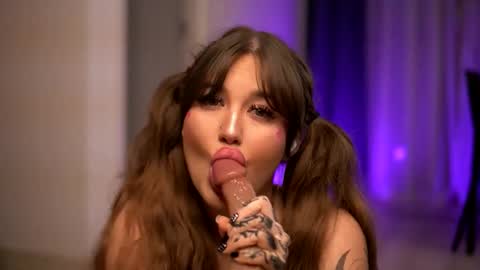 Lunaa  online show from November 14, 8:11 pm