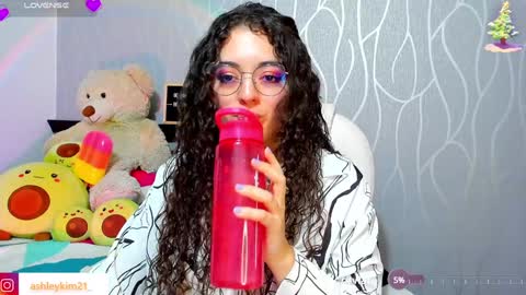 Snapshot of ashleykiim_ chatting on December 16, 9:20 pm .. Ashley .. online show from December 16, 9:20 pm