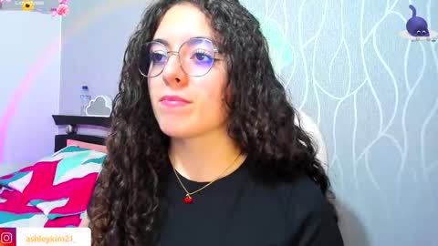 Snapshot of ashleykiim_ chatting on September 21, 12:47 am .. Ashley .. online show from September 21, 12:47 am