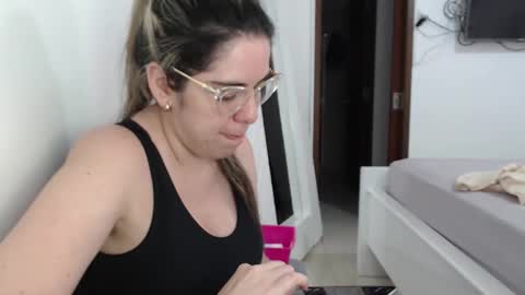 Snapshot of ashlymoon chatting on February 10, 5:19 pm AshlyMoon online show from February 10, 5:19 pm