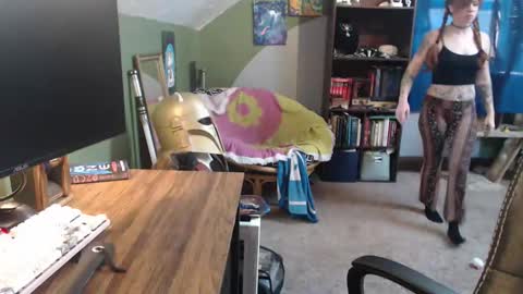 AstraeaSiren online show from April 3, 6:04 pm