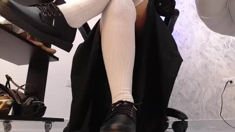 Aura sanders online show from February 12, 12:09 pm