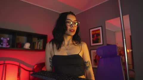  A U R A           online show from November 7, 4:48 am