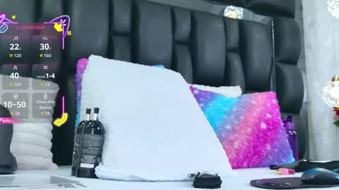 Aura online show from December 13, 7:53 pm