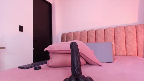 auroraa_miller online show from January 8, 12:00 pm