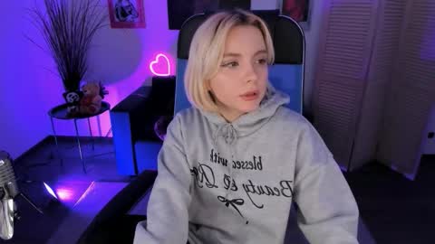 aurorawrenfield online show from December 3, 4:46 am