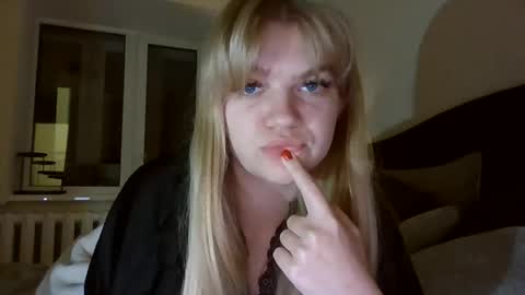 AuroraXRoses online show from October 23, 4:08 pm