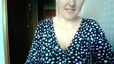 awesomeladyy online show from April 14, 8:06 am