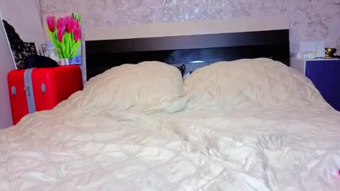 holly online show from April 14, 4:10 pm