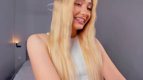 Mia online show from May 10, 3:40 pm
