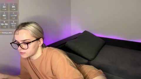 Max and Bella online show from December 1, 1:53 pm