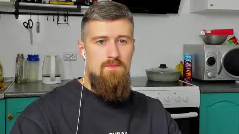 Snapshot of bearded_legend chatting on September 28, 9:35 pm Zeus online show from September 28, 9:35 pm