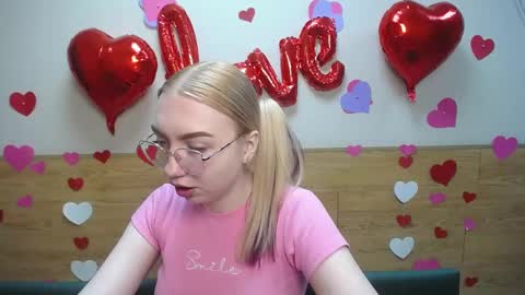 Snapshot of beatriceflyy chatting on February 18, 8:27 am BeatriceFlyy online show from February 18, 8:27 am