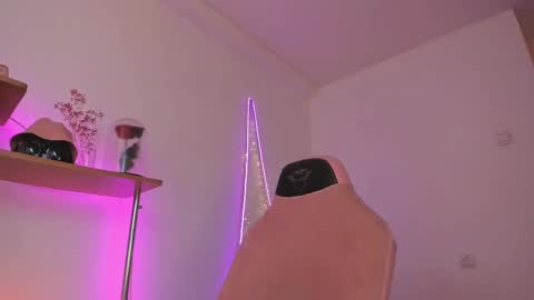 Snapshot of beautyeliise chatting on February 24, 12:37 pm Eliise online show from February 24, 12:37 pm